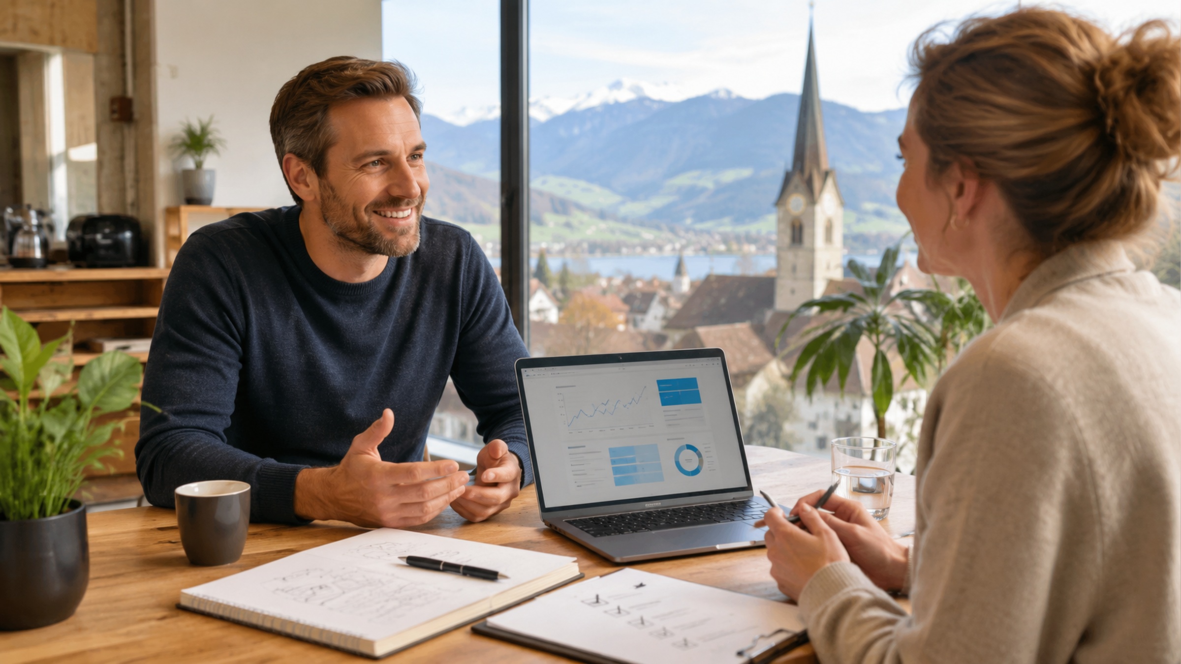 Freundliche Erstgespräch-Situation mit Laptop und Notizen